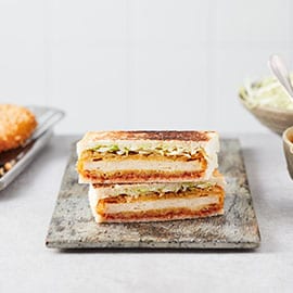 Vegetarische katsu sando met tonkatsu saus
